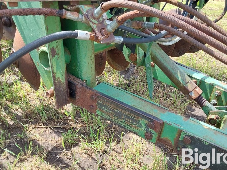 john-deere-330-image-15