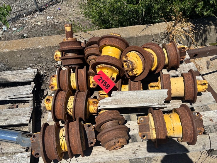 #2158-•-(2)-pallets-of-deere-750j-idlers-and-rollers-image-1