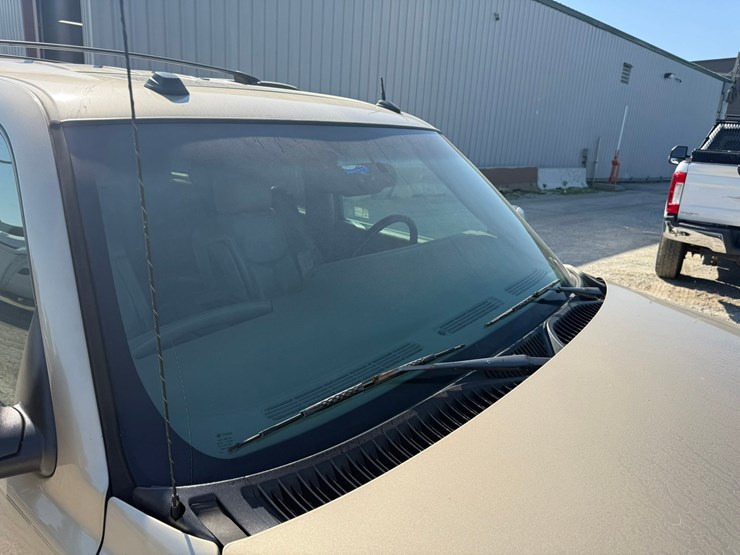 2005-chevrolet-tahoe-image-19