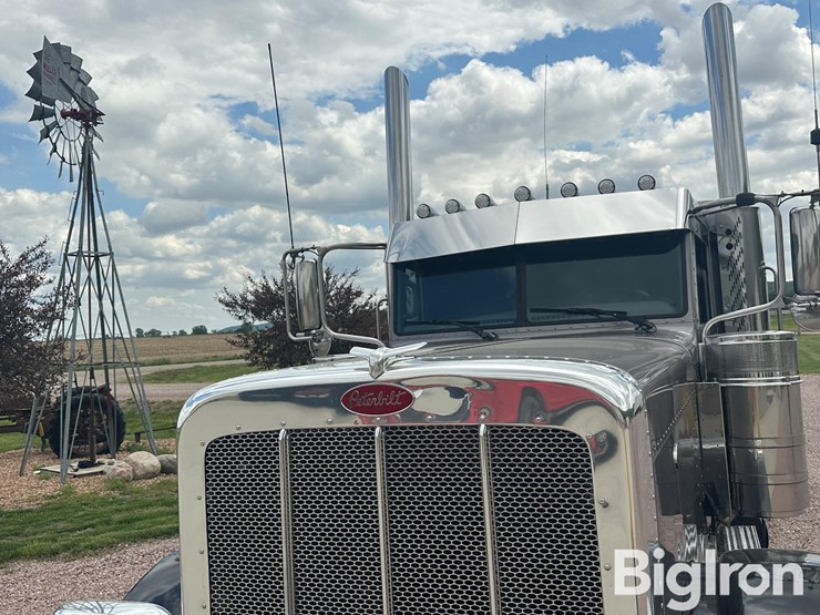 2016-peterbilt-389-image-11