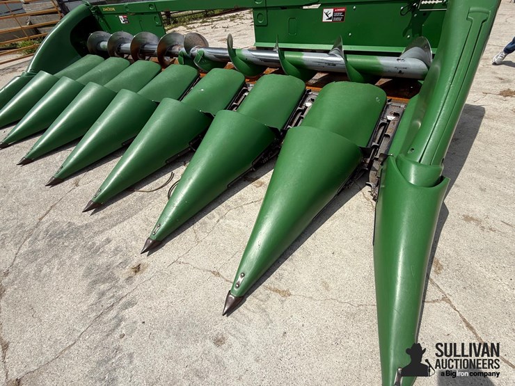 2017-john-deere-608c-image-11
