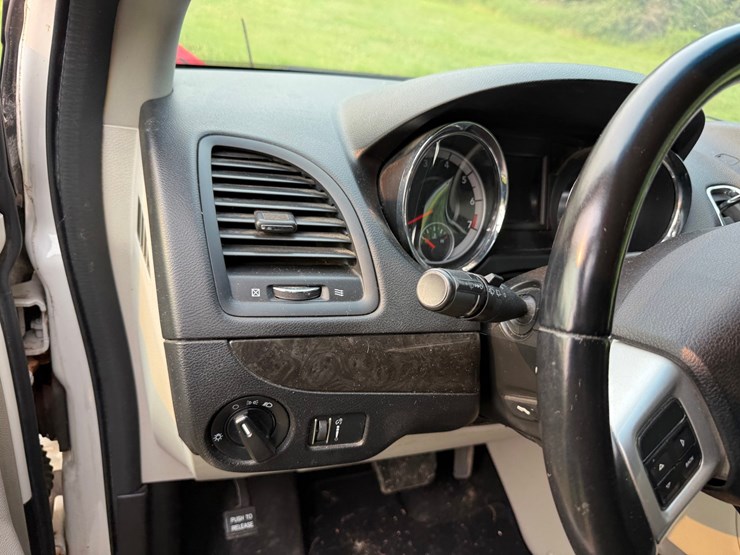 2013-dodge-caravan-image-37