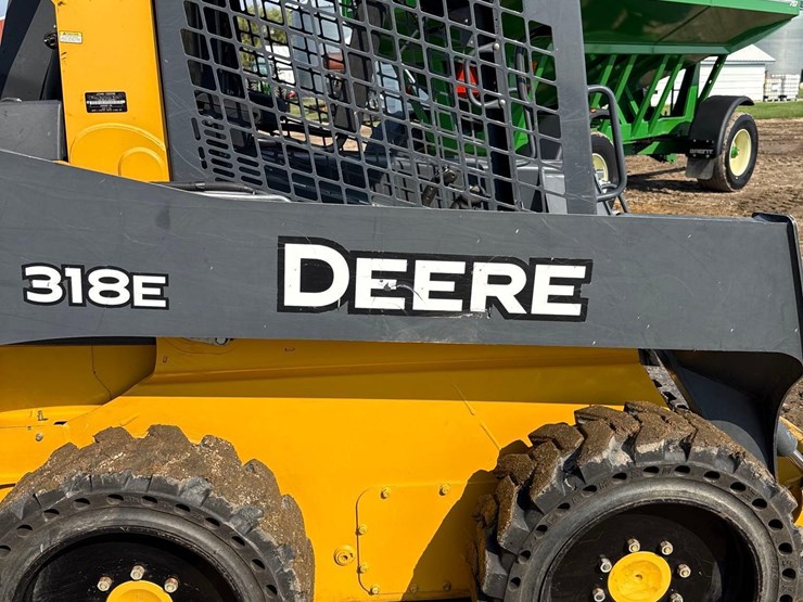 2013-deere-318e-image-12