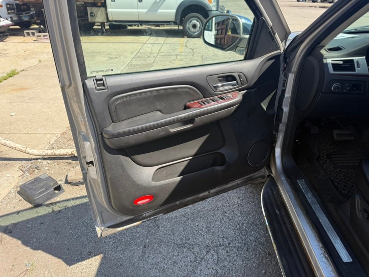 2008-cadillac-escalade-image-23