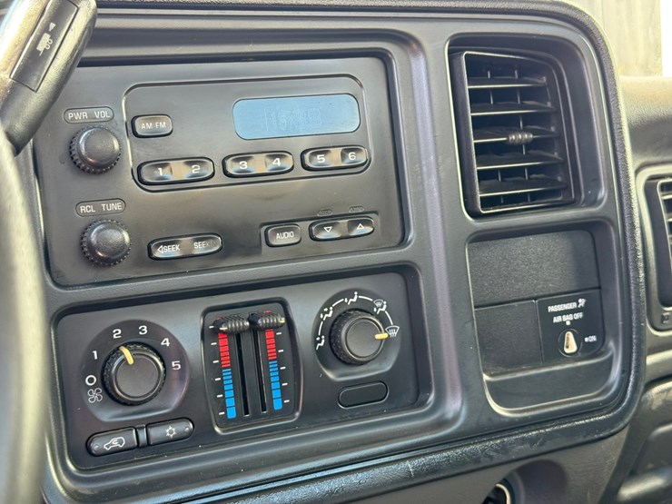 2005-chevrolet-3500hd-image-33