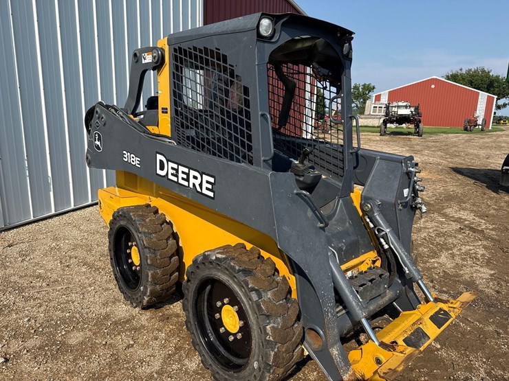 2013-deere-318e-image-1