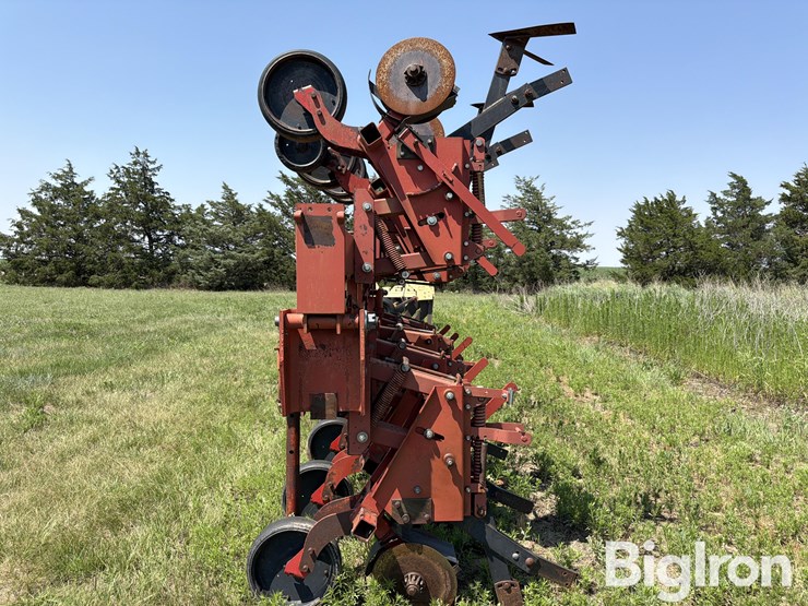 krause-4708-8r30"-no-till-cultivator-image-8