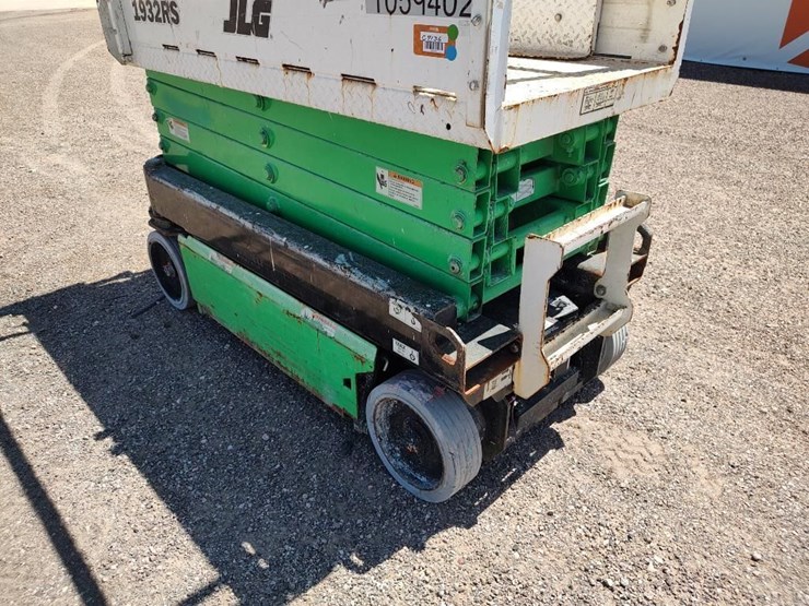 2017-jlg-1932r-image-11