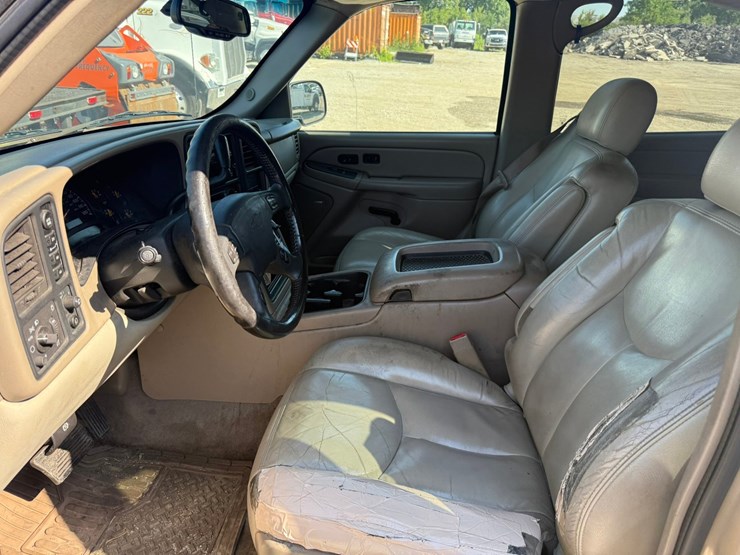 2005-chevrolet-tahoe-image-27