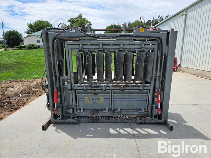 2021-moly-silencer-commercial-pro-wide-body-hydraulic-squeeze-chute-image-8