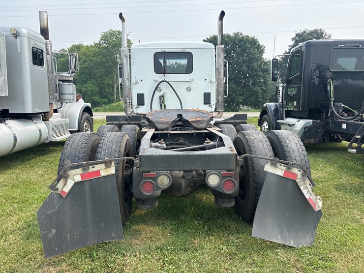2019-peterbilt-567-image-3