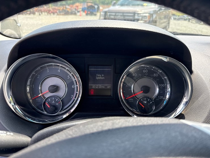 2016-chrysler-town-&-country-image-40