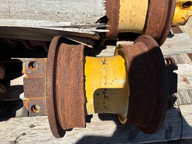 #2158-•-(2)-pallets-of-deere-750j-idlers-and-rollers-image-6