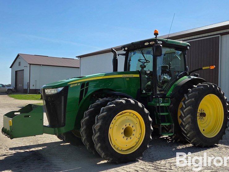 2013-john-deere-8235r-image-1