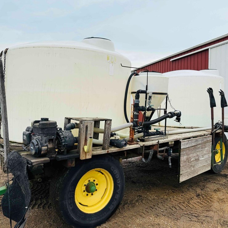 9ft x 20 1/2ft Wooden Flatbed w/ Poly Tanks & Pump