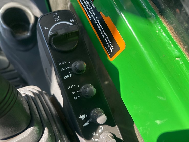 2016-deere-2154d-image-64