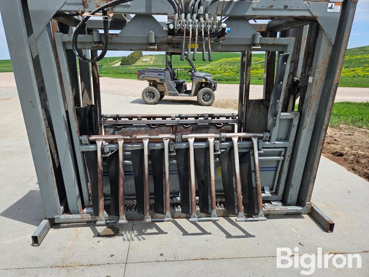 2021-moly-silencer-commercial-pro-wide-body-hydraulic-squeeze-chute-image-20