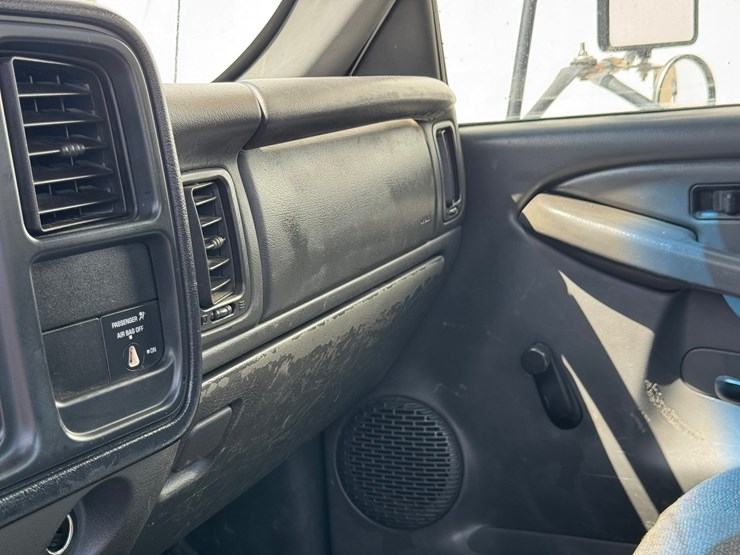 2005-chevrolet-3500hd-image-32