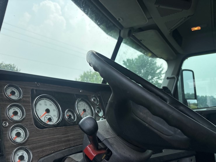 2015-freightliner-coronado-122-sd-image-9