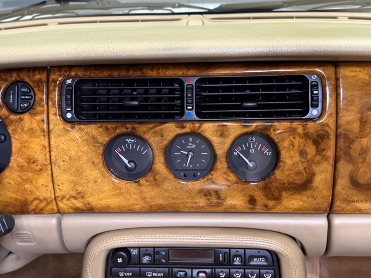 #1516-•-1997-jaguar-xk8-convertible-image-59
