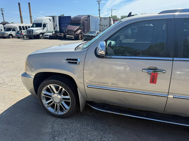 2008-cadillac-escalade-image-11