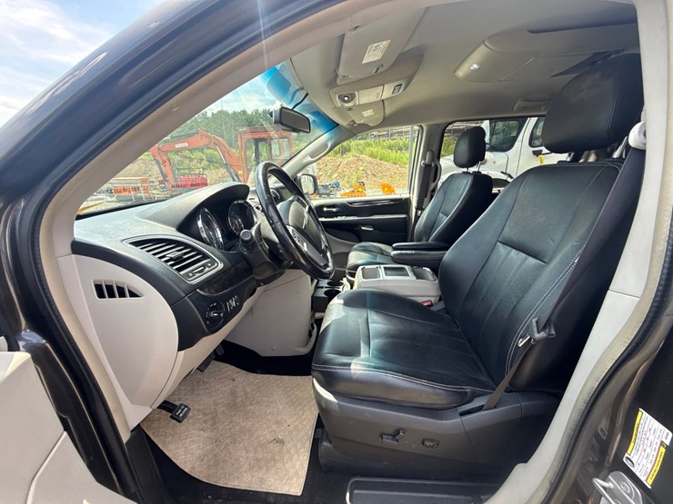 2016-chrysler-town-&-country-image-33