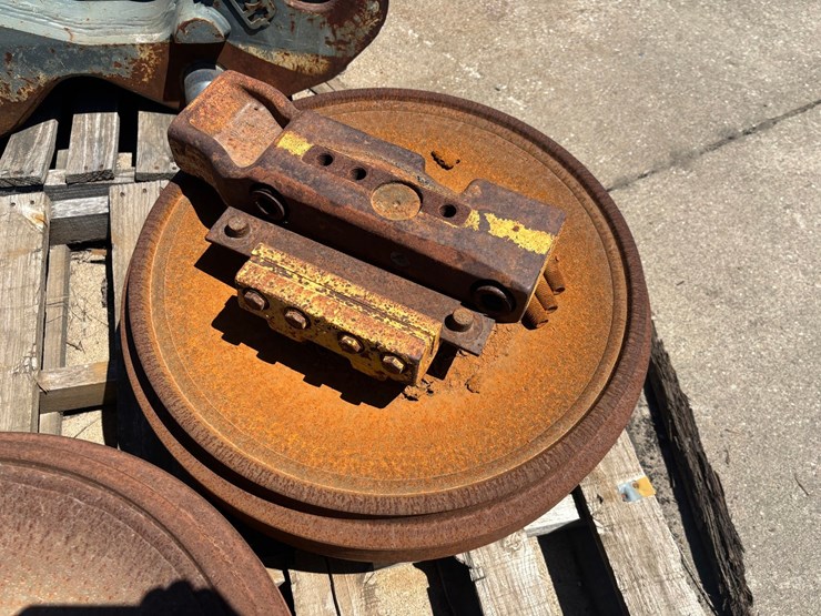#2158-•-(2)-pallets-of-deere-750j-idlers-and-rollers-image-15