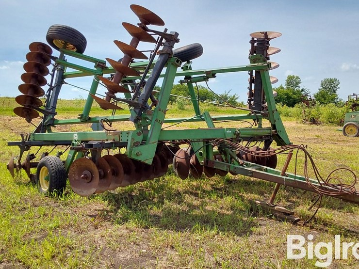 john-deere-330-image-3