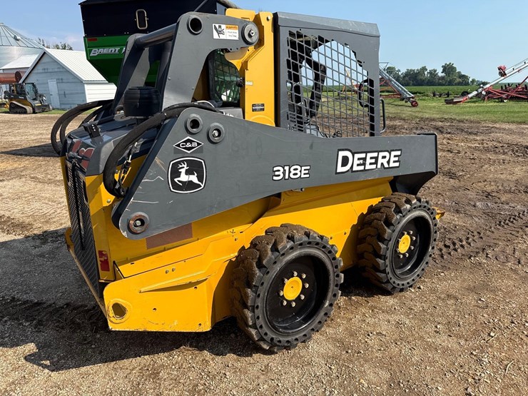 2013-deere-318e-image-4
