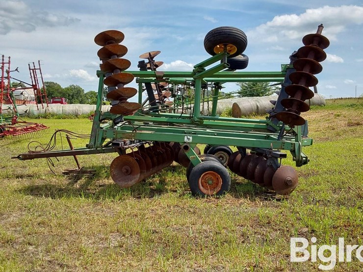 john-deere-330-image-8