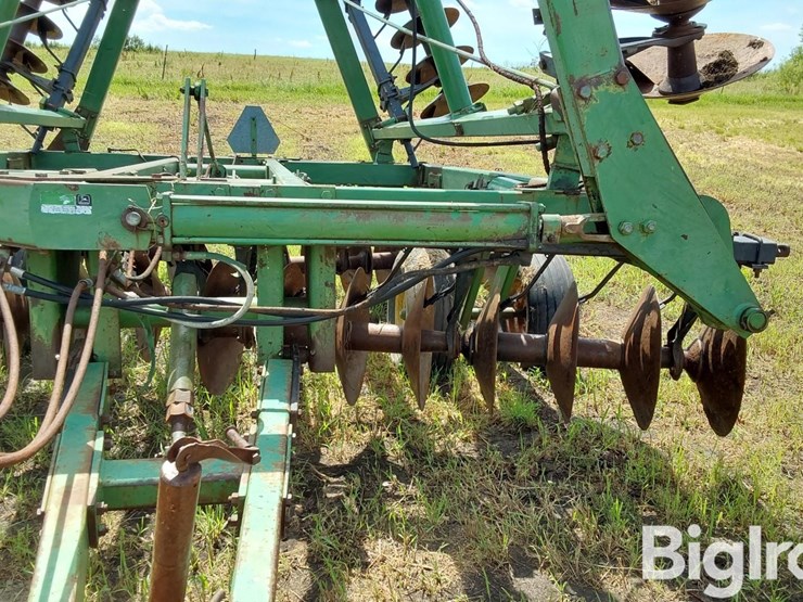 john-deere-330-image-11
