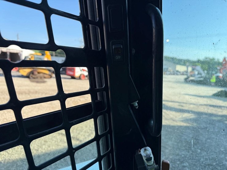 2011-bobcat-s630-image-23