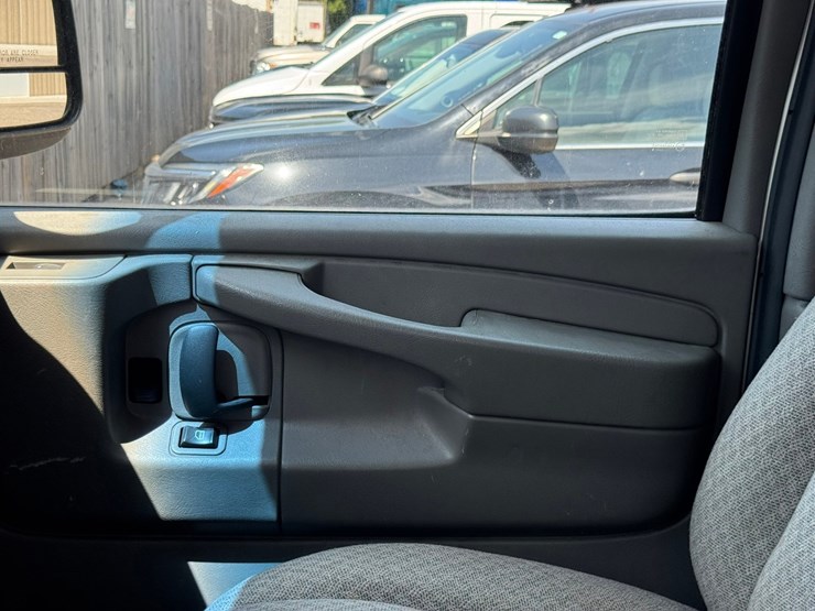 #1896-•-2008-chevy-express-van-image-33