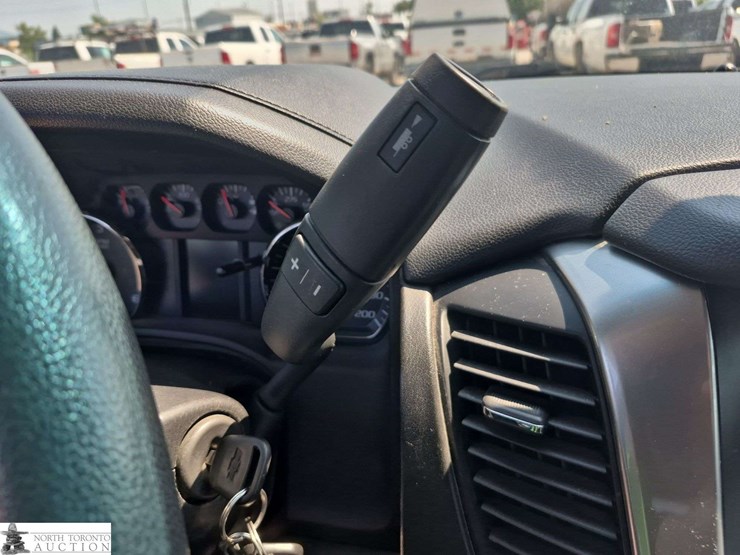 2015-chevrolet-suburban-image-15