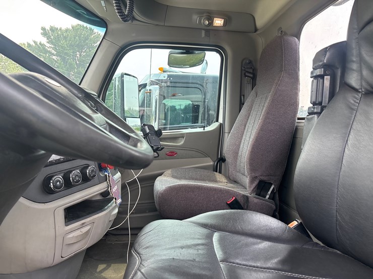2019-peterbilt-567-image-7