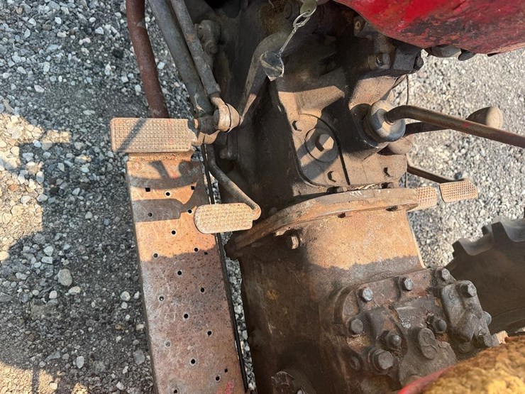 massey-ferguson-135-image-22