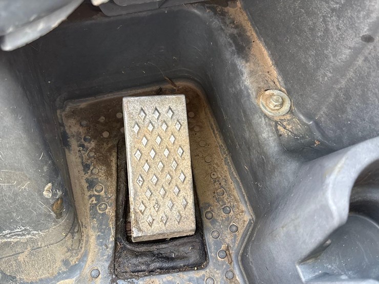 2013-deere-318e-image-38