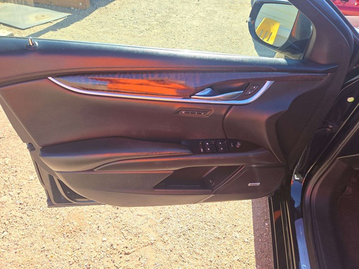 2016-cadillac-xts-luxury-sedan-4d-image-11
