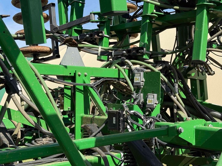 2013-john-deere-1830-image-43