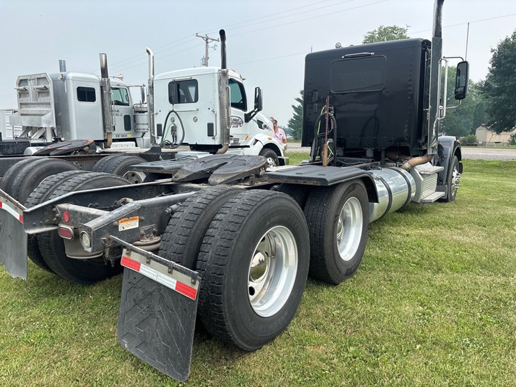 2015-freightliner-coronado-122-sd-image-4