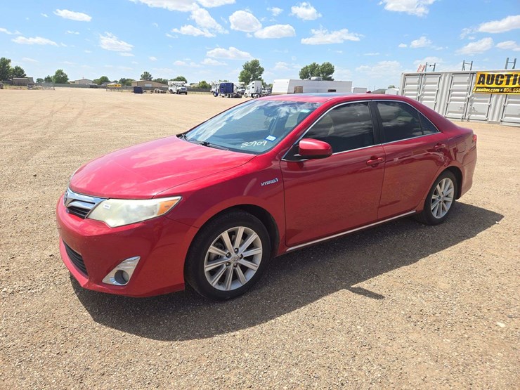 2014-toyota-camry-hybrid-le-sedan-4d-image-1