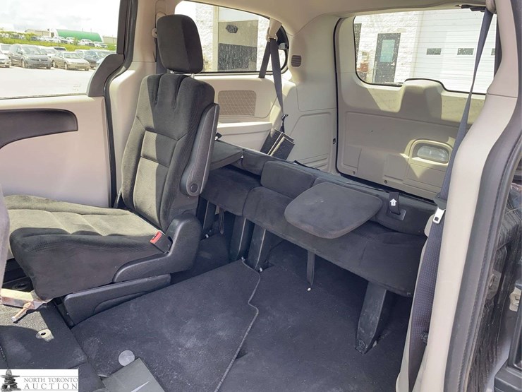 2017-dodge-grand-caravan-sxt-image-16