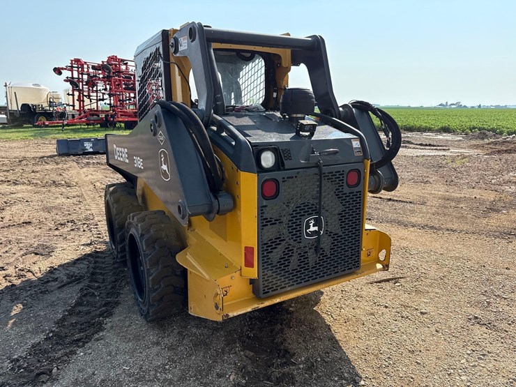 2013-deere-318e-image-3