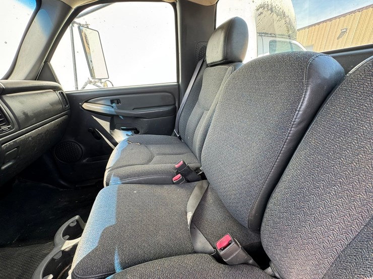 2005-chevrolet-3500hd-image-30