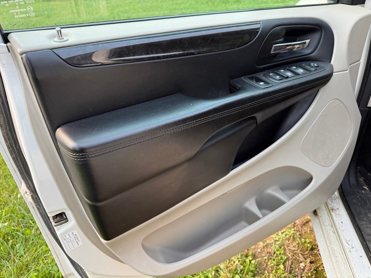 2013-dodge-caravan-image-30