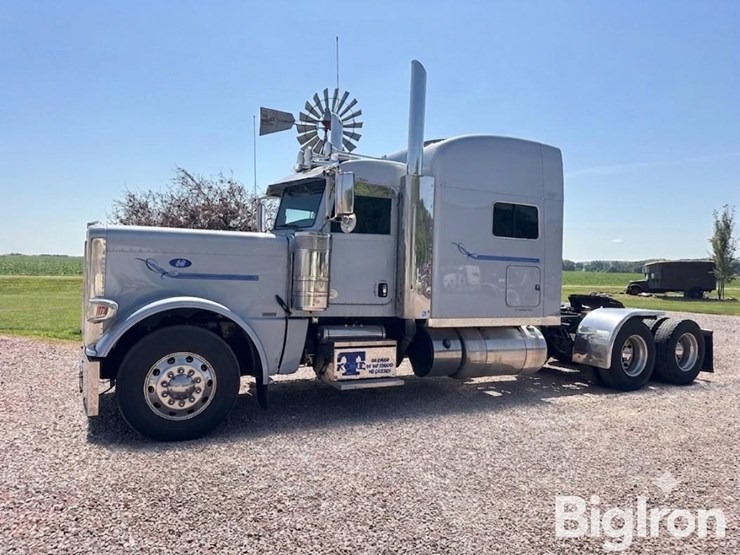 2020-peterbilt-389-image-1