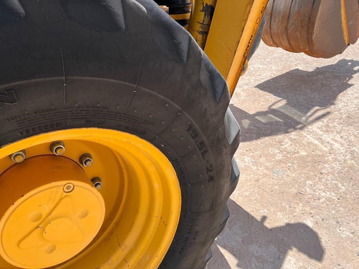 2011-deere-310sj-image-43