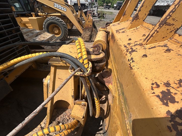 2009-deere-750j-lt-image-28