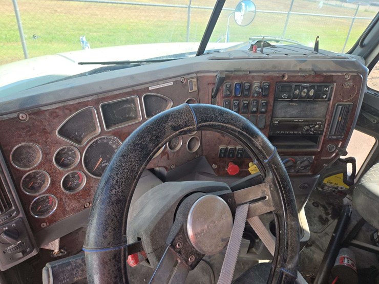 2014-mack-cxu613-600-tandem-axle-dual-cab-behind-engine-truck-tractor-image-18