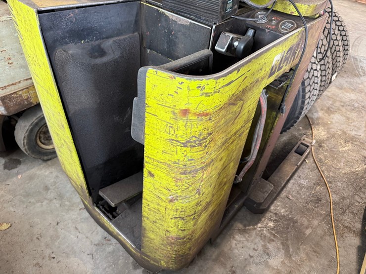 #1828-•-clark-np300-30b-forklift-image-8